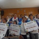 Foto bersama atlet Jambi peraih medali pada PON Bela Diri Kudus usai penyerahan bonus dari KONI Jambi Foto bersama atlet Jambi peraih medali pada PON Bela Diri Kudus usai penyerahan bonus dari KONI Jambi