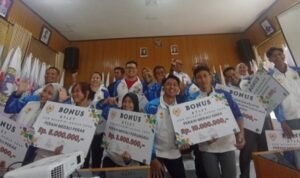 Foto bersama atlet Jambi peraih medali pada PON Bela Diri Kudus usai penyerahan bonus dari KONI Jambi Foto bersama atlet Jambi peraih medali pada PON Bela Diri Kudus usai penyerahan bonus dari KONI Jambi