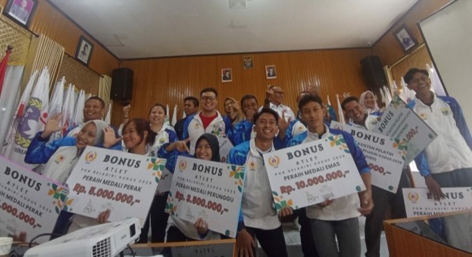 Foto bersama atlet Jambi peraih medali pada PON Bela Diri Kudus usai penyerahan bonus dari KONI Jambi Foto bersama atlet Jambi peraih medali pada PON Bela Diri Kudus usai penyerahan bonus dari KONI Jambi