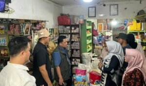Tim Satgas Pengendalian Harga Beras saat melakukan pemantauan di pasar tradisional Sarolangun Tim Satgas Pengendalian Harga Beras saat melakukan pemantauan di pasar tradisional Sarolangun