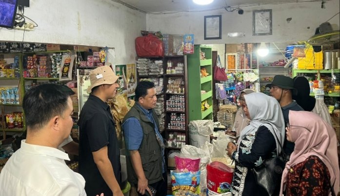 Tim Satgas Pengendalian Harga Beras saat melakukan pemantauan di pasar tradisional Sarolangun Tim Satgas Pengendalian Harga Beras saat melakukan pemantauan di pasar tradisional Sarolangun