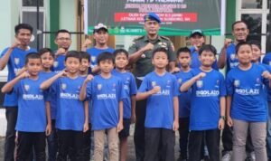 Tim SSB Golazo U-10 foto bersama Dandenpom 2 Jambi Letkol CPM Suntoro
