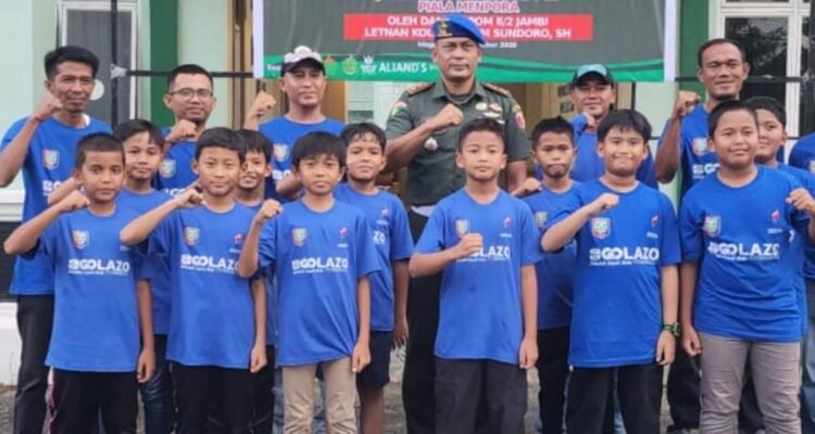 Tim SSB Golazo U-10 foto bersama Dandenpom 2 Jambi Letkol CPM Suntoro