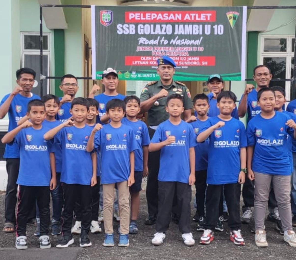 Tim SSB Golazo U-10 foto bersama Dandenpom 2 Jambi Letkol CPM Suntoro