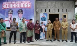 Gubernur Jambi, Al Haris menyerahkan kunci dan memasang peneng (plakat) bedah rumah Program Pro Jambi Tangguh 2025 di Kabupaten Sarolangun