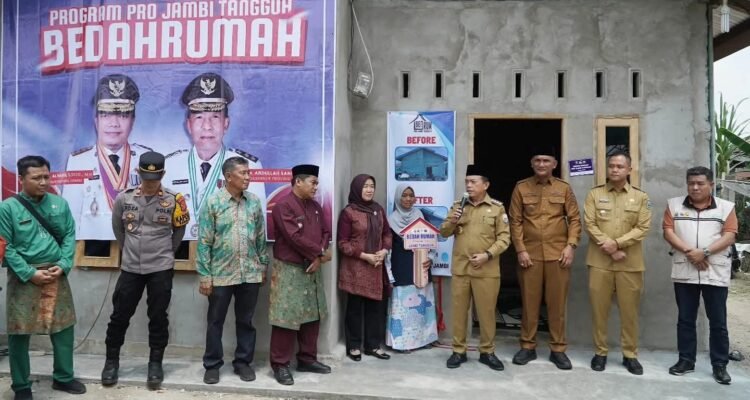 Gubernur Jambi, Al Haris menyerahkan kunci dan memasang peneng (plakat) bedah rumah Program Pro Jambi Tangguh 2025 di Kabupaten Sarolangun
