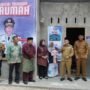 Gubernur Jambi, Al Haris menyerahkan kunci dan memasang peneng (plakat) bedah rumah Program Pro Jambi Tangguh 2025 di Kabupaten Sarolangun