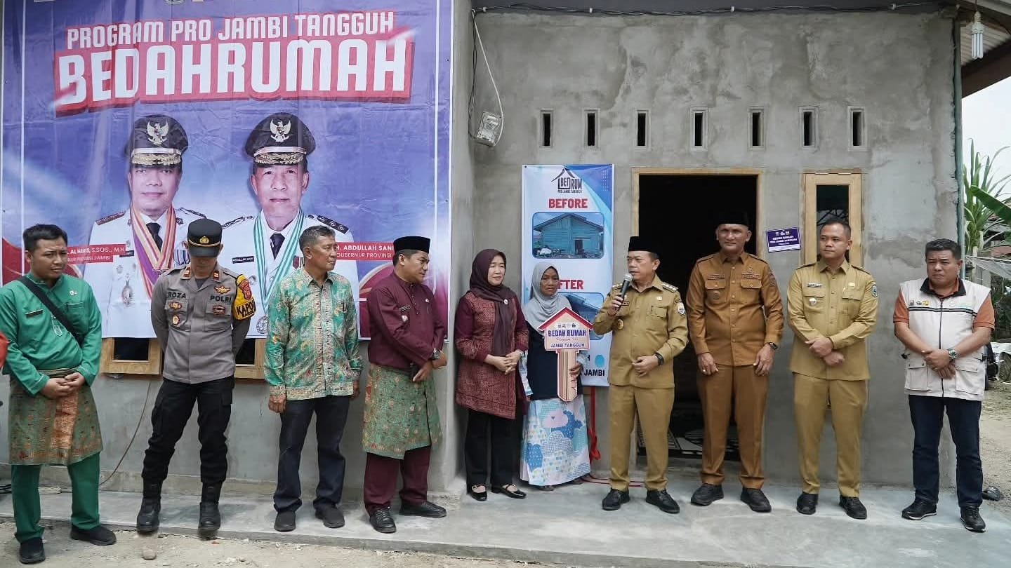 Gubernur Jambi, Al Haris menyerahkan kunci dan memasang peneng (plakat) bedah rumah Program Pro Jambi Tangguh 2025 di Kabupaten Sarolangun