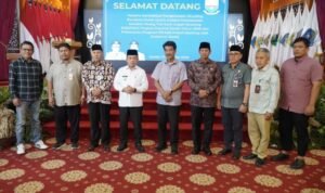 Gubernur Jambi Al Haris saat menghadiri Rapat Konsolidasi Pelaksanaan Gerakan Orang Tua Cegah Stunting (GENTING) tingkat Provinsi Jambi Tahun 2025