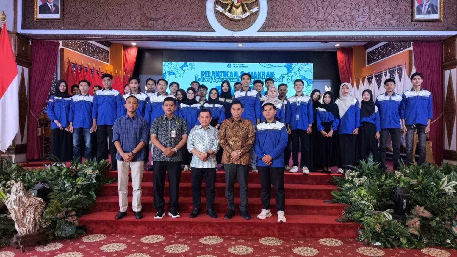 Gubernur Jambi Al Haris foto bersama pengurus IMTAJBAR yang baru dilantik