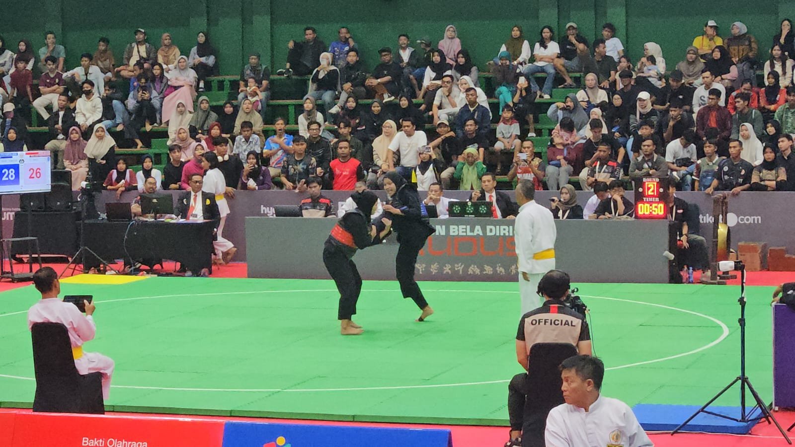 Aksi pesilat Jambi saat mengalahkan atlet NTB di PON Bela Diri Kudus