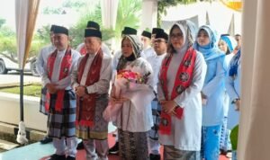 Gubernur Jambi, Al Haris didampaingi istri Hesnidar Haris saat menghadiri peringatan HUT ke-60 Kabupaten Bungo