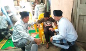 Gubernur Jambi Al Haris saat berbincang dengan Misba, anak yang mengalami kondisi khusus