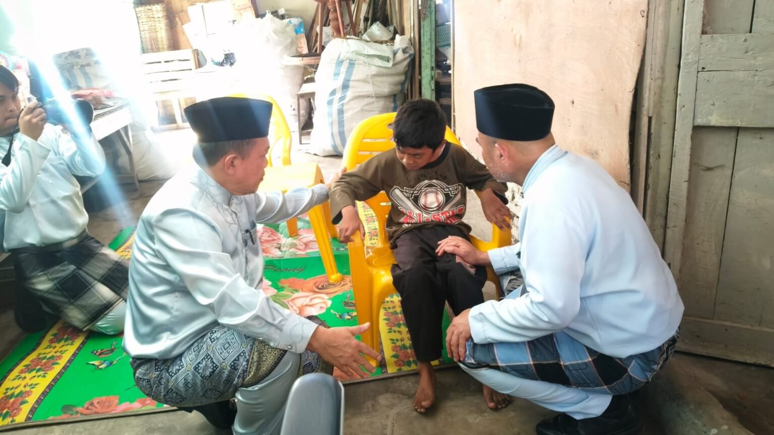 Gubernur Jambi Al Haris saat berbincang dengan Misba, anak yang mengalami kondisi khusus