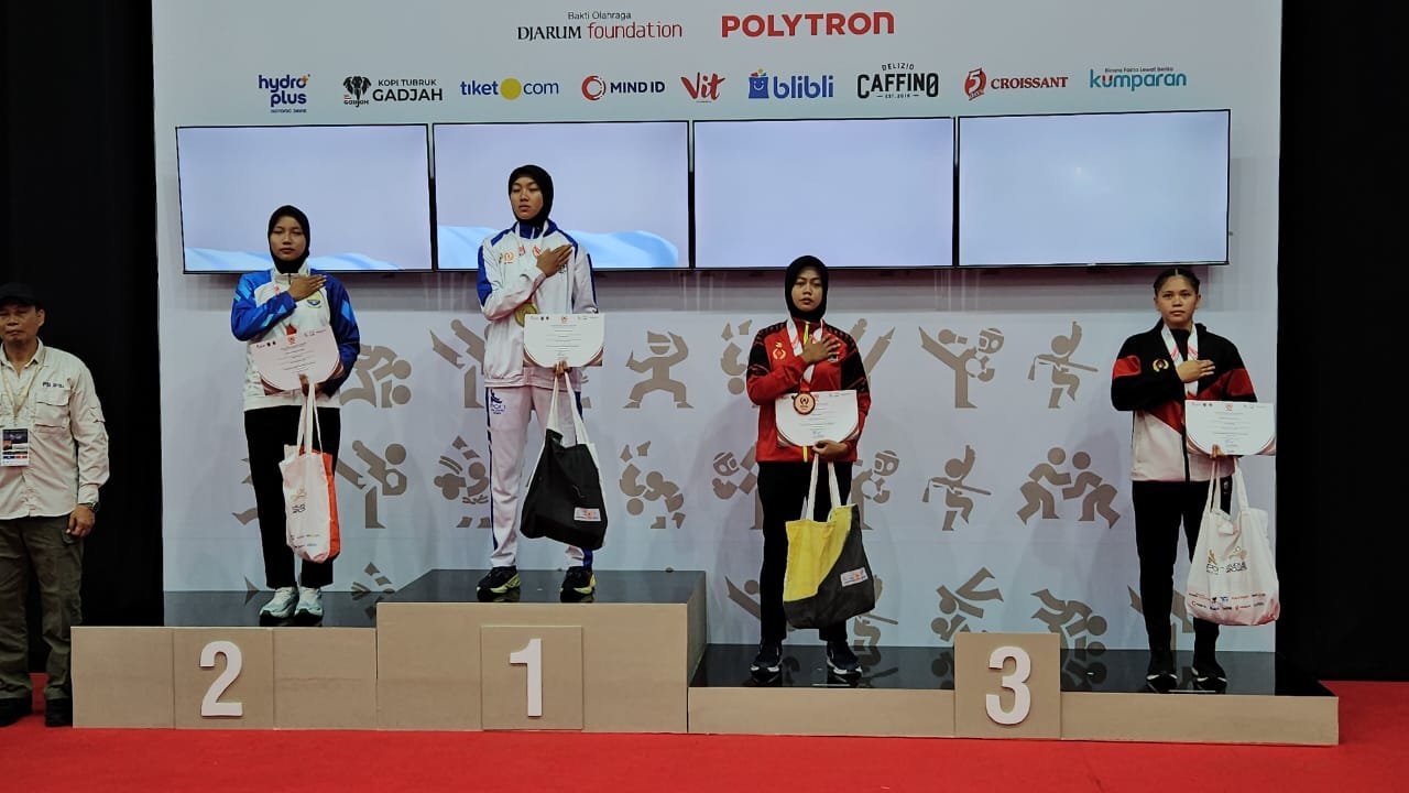 Pesilat Jambi Andhini Ayu Puspita Dewi berhasil menyumbang medali perak kelas D putri PON Bela Diri 2025