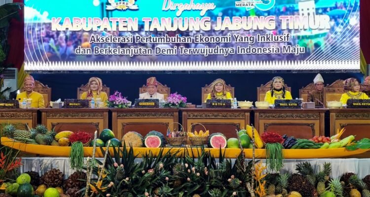 Gubernur Jambi Al Haris saat menghadiri paripurna perayaan HUT ke-26 Kabupaten Tanjung Jabung Timur