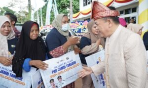 Gubernur Jambi, Al Haris menyerahkan secara simbolis bantuan program Bedah Rumah Pro Jambi Tangguh kepada warga Tanjab Timur