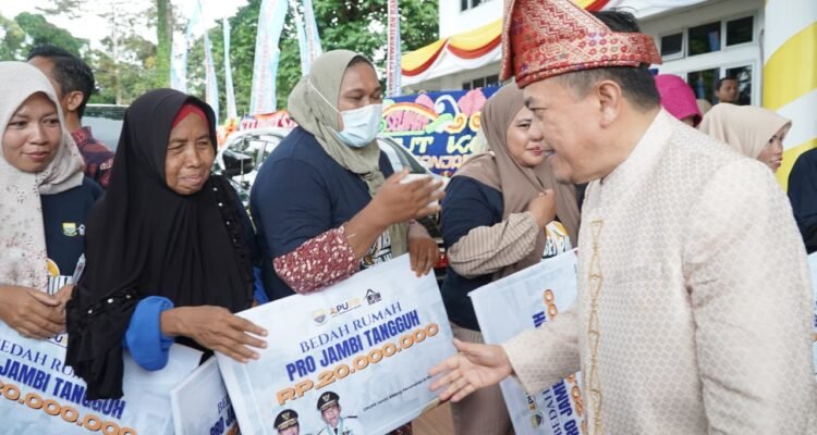 Gubernur Jambi, Al Haris menyerahkan secara simbolis bantuan program Bedah Rumah Pro Jambi Tangguh kepada warga Tanjab Timur