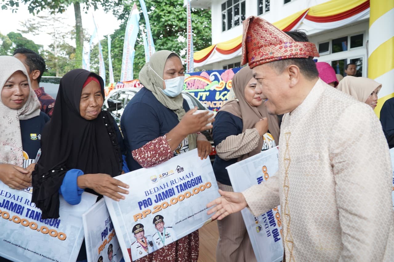Gubernur Jambi, Al Haris menyerahkan secara simbolis bantuan program Bedah Rumah Pro Jambi Tangguh kepada warga Tanjab Timur