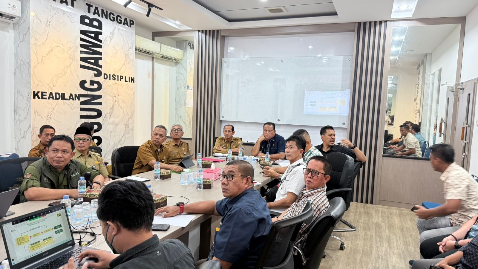 Rapat koordinasi Tim Satgas Pengendalian Harga Beras Jambi terkait adanya laporan penjualan beras diatas HET
