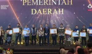 Gubernur Jambi Al Haris foto bersama usai menerima penghargaan Anugerah Kebudayaan Indonesia dari Menteri Kebudayaan Fadli Zon