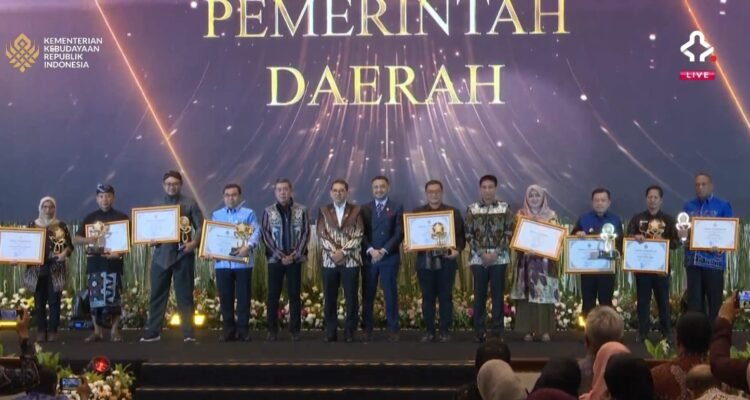 Gubernur Jambi Al Haris foto bersama usai menerima penghargaan Anugerah Kebudayaan Indonesia dari Menteri Kebudayaan Fadli Zon