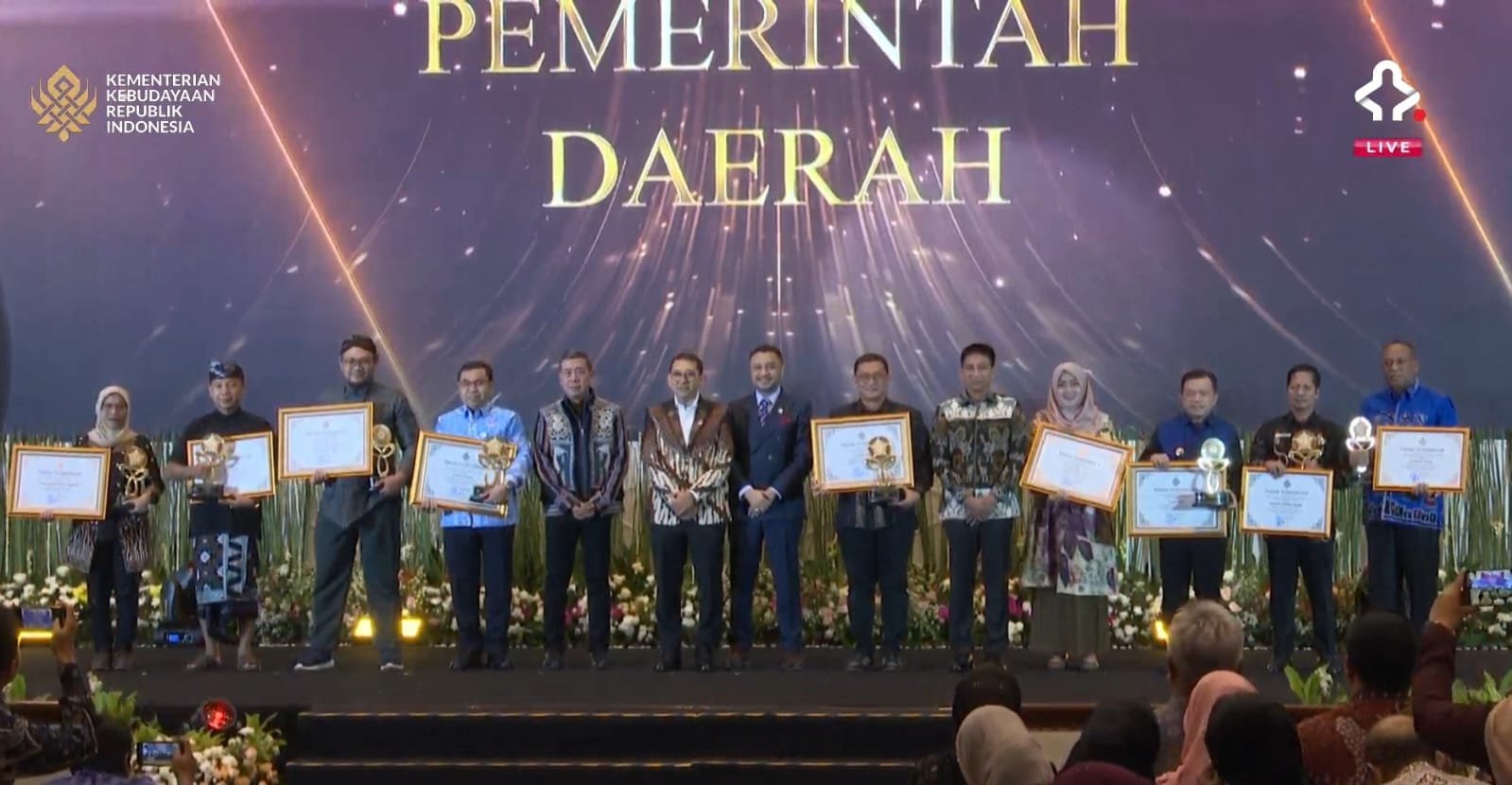 Gubernur Jambi Al Haris foto bersama usai menerima penghargaan Anugerah Kebudayaan Indonesia dari Menteri Kebudayaan Fadli Zon