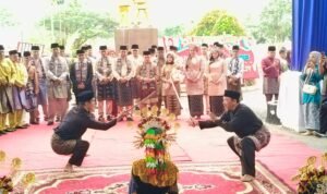 Gubernur Jambi Al Haris didampaingi Istri Hesnidar Haris saat menghadiri peringatan HUT ke-26 Kabupaten Muara Jambi