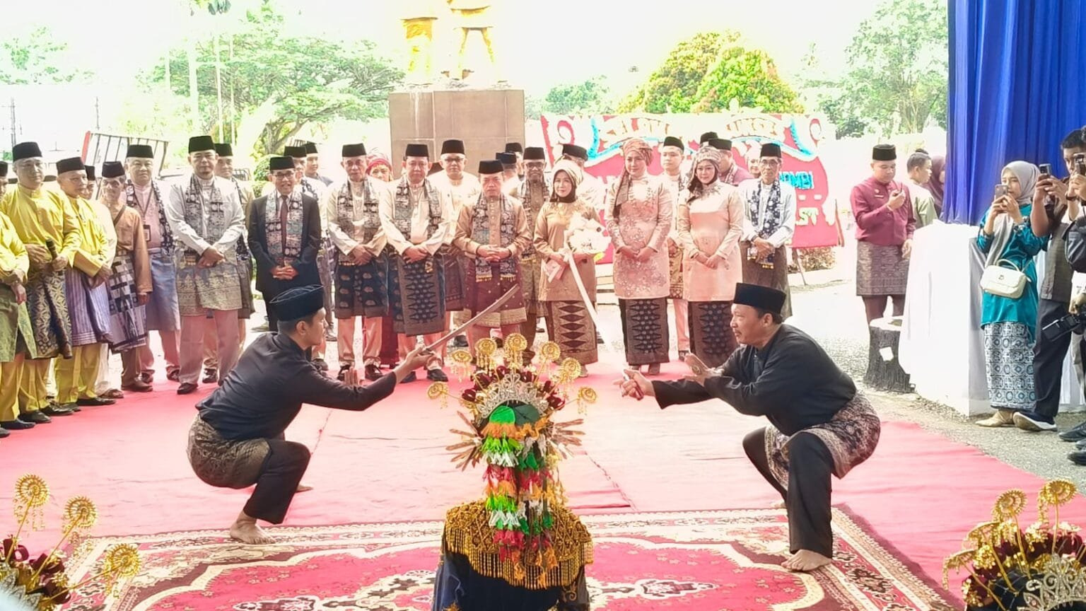 Gubernur Jambi Al Haris didampaingi Istri Hesnidar Haris saat menghadiri peringatan HUT ke-26 Kabupaten Muara Jambi