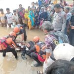 Tim SAR gabungan saat mengevakuasi jenazah wanita tanpa identitas yang mengapung di sungai