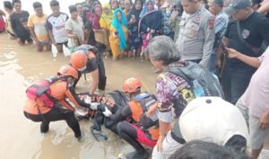 Tim SAR gabungan saat mengevakuasi jenazah wanita tanpa identitas yang mengapung di sungai Tim SAR gabungan saat mengevakuasi jenazah wanita tanpa identitas yang mengapung di sungai