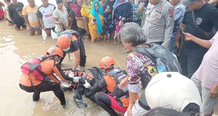 Tim SAR gabungan saat mengevakuasi jenazah wanita tanpa identitas yang mengapung di sungai Tim SAR gabungan saat mengevakuasi jenazah wanita tanpa identitas yang mengapung di sungai