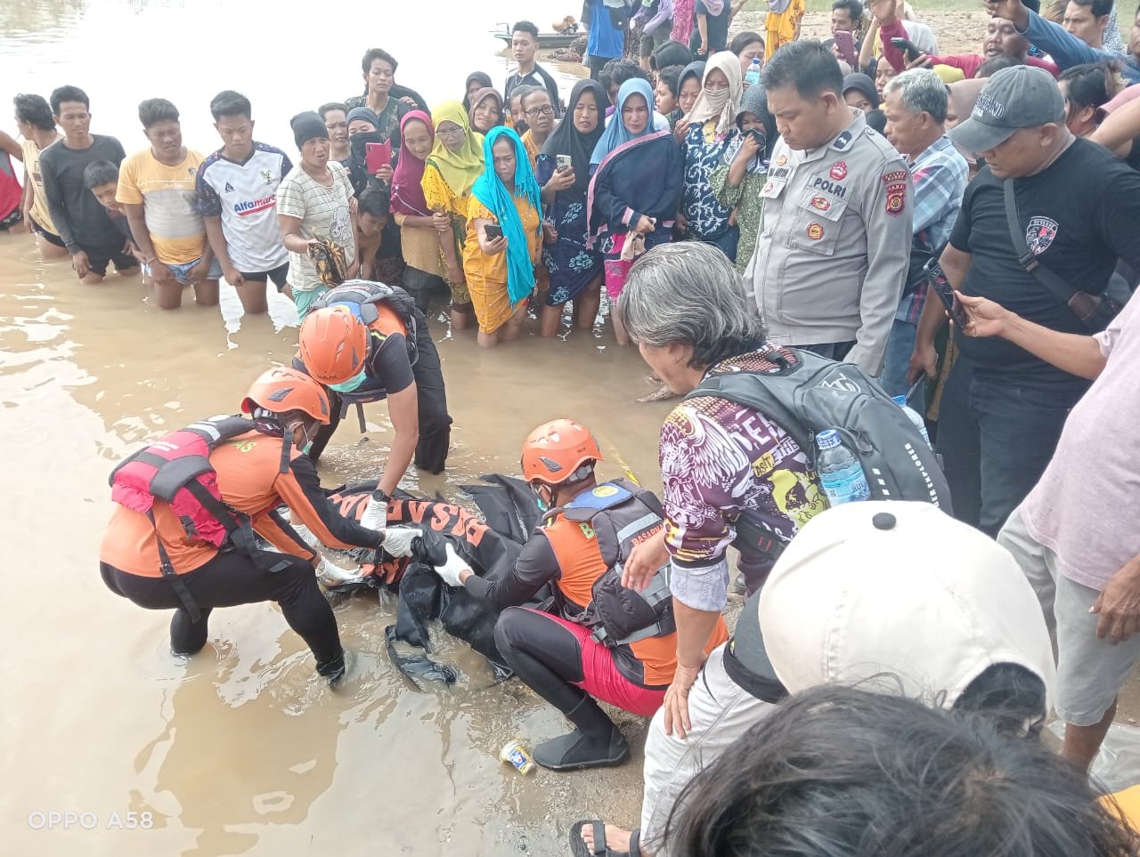 Tim SAR gabungan saat mengevakuasi jenazah wanita tanpa identitas yang mengapung di sungai Tim SAR gabungan saat mengevakuasi jenazah wanita tanpa identitas yang mengapung di sungai