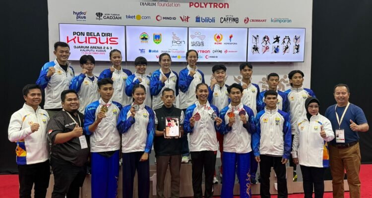 Kontingen Jambi foto bersama usai penyerahan medali Kontingen Jambi foto bersama usai penyerahan medali