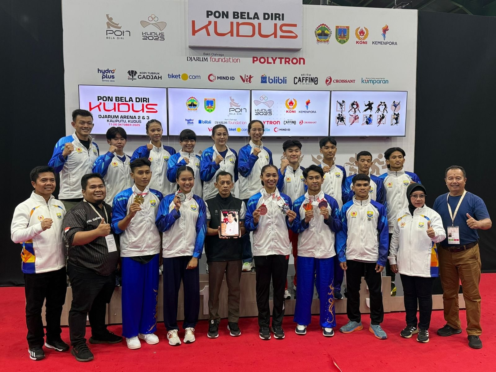 Kontingen Jambi foto bersama usai penyerahan medali Kontingen Jambi foto bersama usai penyerahan medali