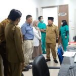 Gubernur Jambi Al Haris saat meninjau persiapan RSUD Raden Mattaher Jambi yang akan melaksanakan operasi bedah jantung perdana