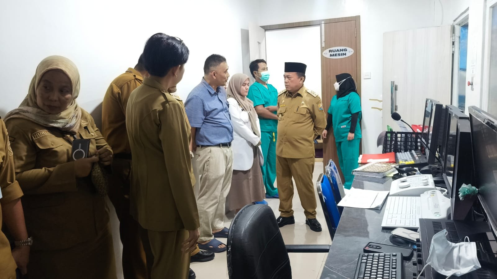 Gubernur Jambi Al Haris saat meninjau persiapan RSUD Raden Mattaher Jambi yang akan melaksanakan operasi bedah jantung perdana