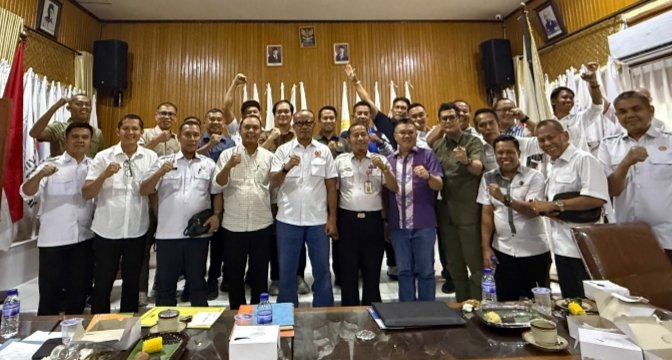 Ketua dan pengurus KONI Jambi foto bersama usai rakor jelang Porprov Jambi tahun 2026 di Tanjung Jabung Barat