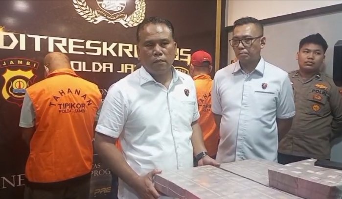 Direktur Resese Kriminal Khusus Polda Jambi Kombes Pol Taufik Nurmandia saat menerangkan pelimpahan berkas tersangka korupsi DAK SMK di Disdik Provinsi Jambi