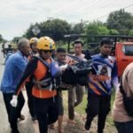 Tim SAR gabungan saat mengevakuasi jenazah korban tenggelam di sungai Batang Tebo, Kabupaten Bungo