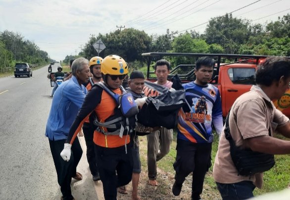 Tim SAR gabungan saat mengevakuasi jenazah korban tenggelam di sungai Batang Tebo, Kabupaten Bungo