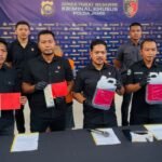 Kasubdit Tipidter Ditreskrimsus Polda Jambi, Kompol Hadi Handoko memperlihatkan sampel BBM jenis solar ilegal yang diangkut dari Sumsel ke Riau