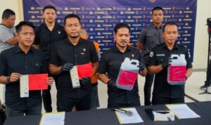 Kasubdit Tipidter Ditreskrimsus Polda Jambi, Kompol Hadi Handoko memperlihatkan sampel BBM jenis solar ilegal yang diangkut dari Sumsel ke Riau Kasubdit Tipidter Ditreskrimsus Polda Jambi, Kompol Hadi Handoko memperlihatkan sampel BBM jenis solar ilegal yang diangkut dari Sumsel ke Riau