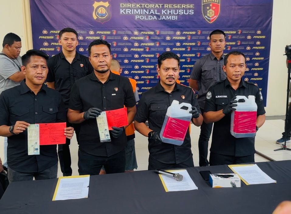 Kasubdit Tipidter Ditreskrimsus Polda Jambi, Kompol Hadi Handoko memperlihatkan sampel BBM jenis solar ilegal yang diangkut dari Sumsel ke Riau