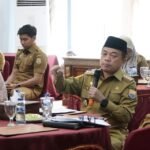 Gubernur Jambi Al Haris saat rapat bersama Bupati Tanjabtim dan Tanjabbar membahas realisasi manfaat ekonomi sektor migas, sekaligus memastikan pembagian hasil yang adil dan transparan bagi daerah penghasil Gubernur Jambi Al Haris saat rapat bersama Bupati Tanjabtim dan Tanjabbar membahas realisasi manfaat ekonomi sektor migas, sekaligus memastikan pembagian hasil yang adil dan transparan bagi daerah penghasil