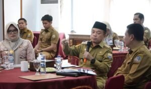 Gubernur Jambi Al Haris saat rapat bersama Bupati Tanjabtim dan Tanjabbar membahas realisasi manfaat ekonomi sektor migas, sekaligus memastikan pembagian hasil yang adil dan transparan bagi daerah penghasil Gubernur Jambi Al Haris saat rapat bersama Bupati Tanjabtim dan Tanjabbar membahas realisasi manfaat ekonomi sektor migas, sekaligus memastikan pembagian hasil yang adil dan transparan bagi daerah penghasil
