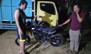Barang bukti sepeda motor Honda KLX yang ditemukan petugas ditinggalkan pelaku curanmor di kebun karet Barang bukti sepeda motor Honda KLX yang ditemukan petugas ditinggalkan pelaku curanmor di kebun karet