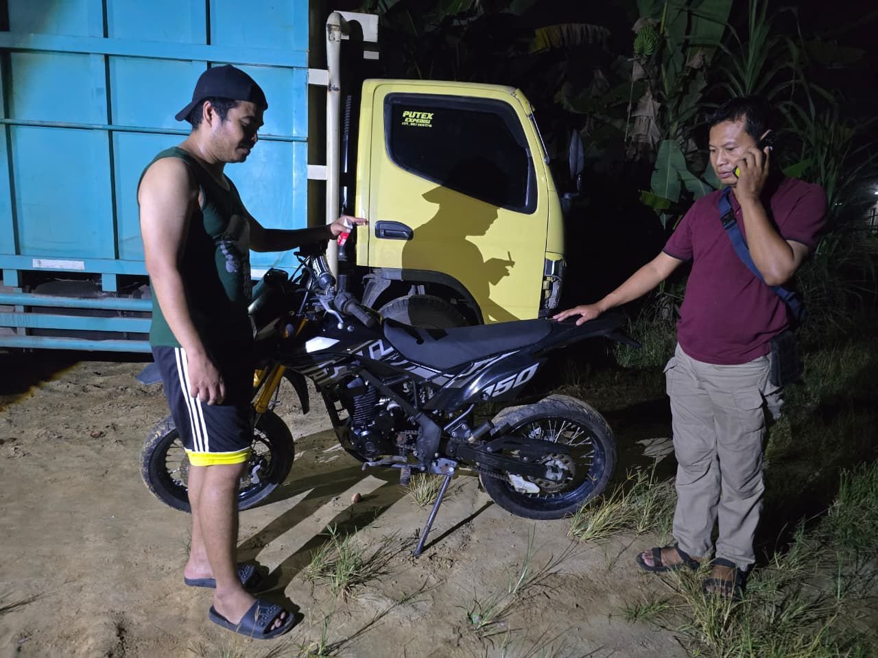 Barang bukti sepeda motor Honda KLX yang ditemukan petugas ditinggalkan pelaku curanmor di kebun karet