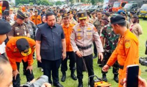 Kapolda Jambi Irjen Pol Krisno H Siregar saat memeriksa kesiapan sarana prasarana menghadapi bencana hidrometeorologi Kapolda Jambi Irjen Pol Krisno H Siregar saat memeriksa kesiapan sarana prasarana menghadapi bencana hidrometeorologi