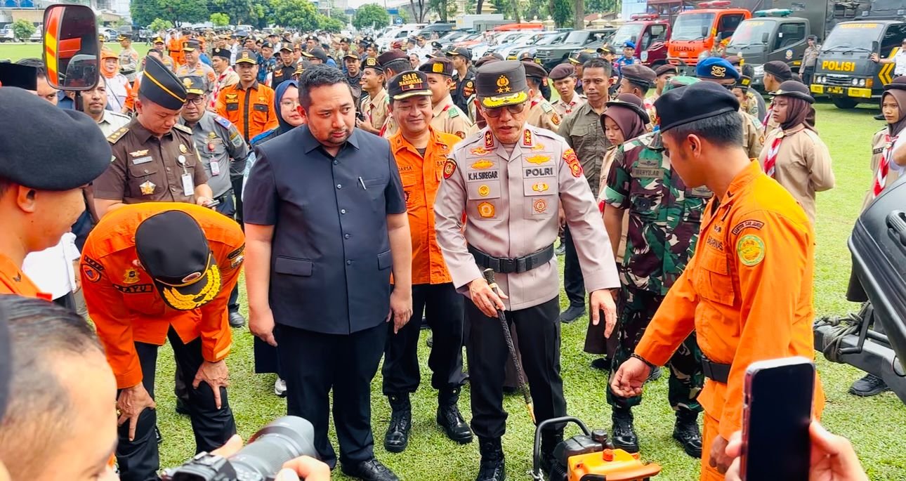 Kapolda Jambi Irjen Pol Krisno H Siregar saat memeriksa kesiapan sarana prasarana menghadapi bencana hidrometeorologi